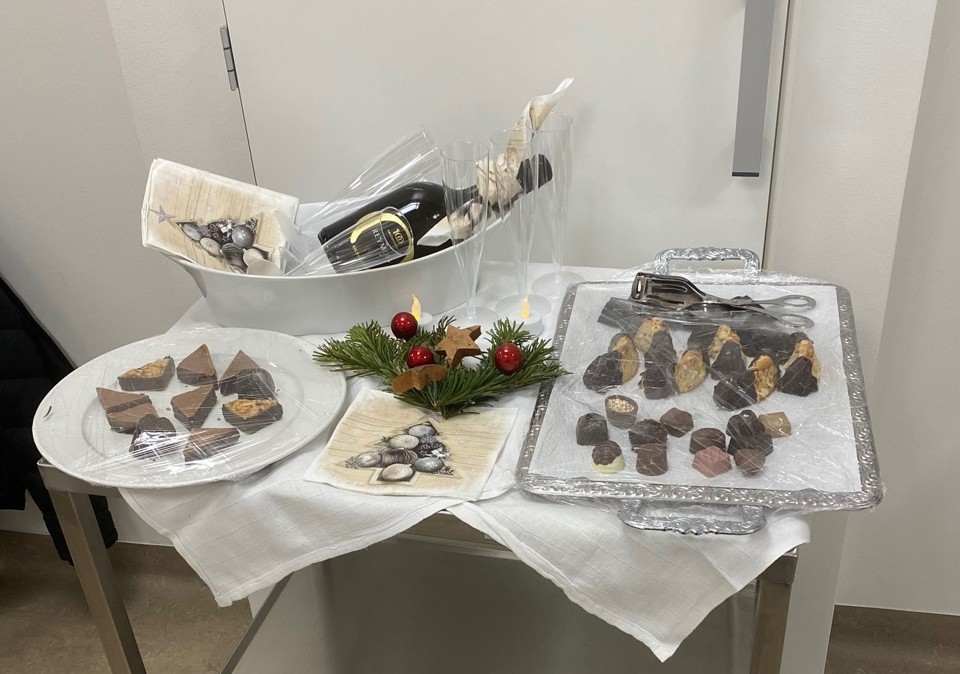 Rullebord dækket med kage og campagne