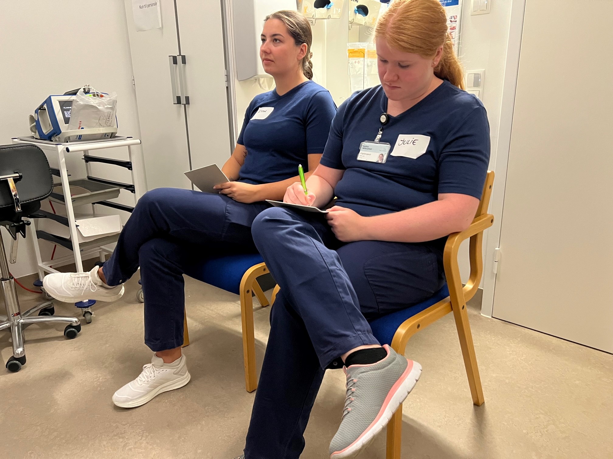 5 terapeuter i simulationsstuen: At arbejde i virkelighedstro scenarier giver dem mulighed for at øve sig i det, der er deres daglige arbejde. Her på stuen kan de fokusere på de praktiske færdigheder frem for den teoretiske viden. 