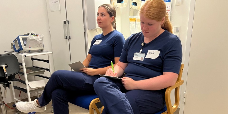 5 terapeuter i simulationsstuen: At arbejde i virkelighedstro scenarier giver dem mulighed for at øve sig i det, der er deres daglige arbejde. Her på stuen kan de fokusere på de praktiske færdigheder frem for den teoretiske viden.
