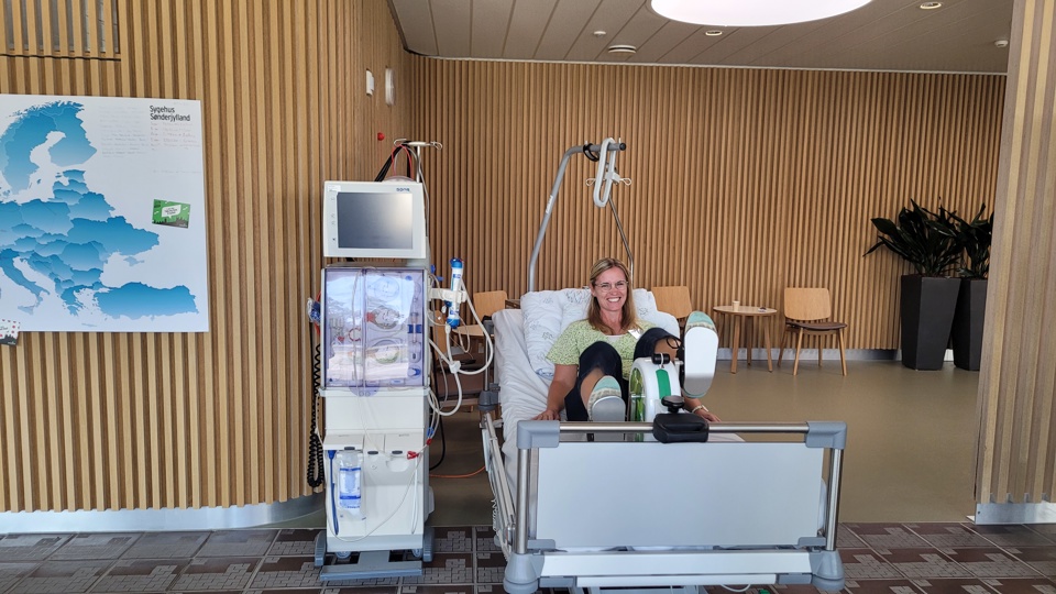 Rregionsrådsformand Stephanie Lose (V) hoppede glad op i sengen, for at få lidt liggende motion med sengecyklen. Cyklen bruges normalt til patienter, som er i dialyse