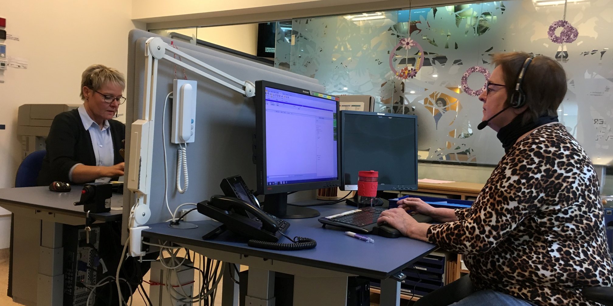 Sanne og Sonja i informationen i Aabenraa