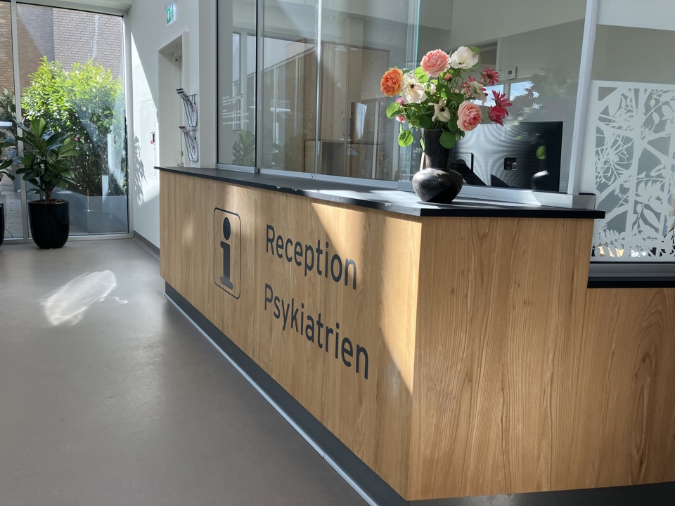 Receptionen ved Indgang B. Venteområdet ligger til højre for den.