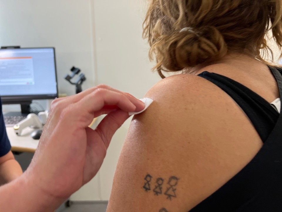 Først sprittes skulderen af. Patienten her har valgt venstre skulder til Covid vaccinen og højre til influenza-vaccinen