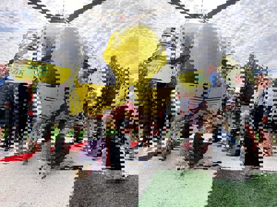 Der var stor interesse for at kigge ind i Akutlægehelikopteren