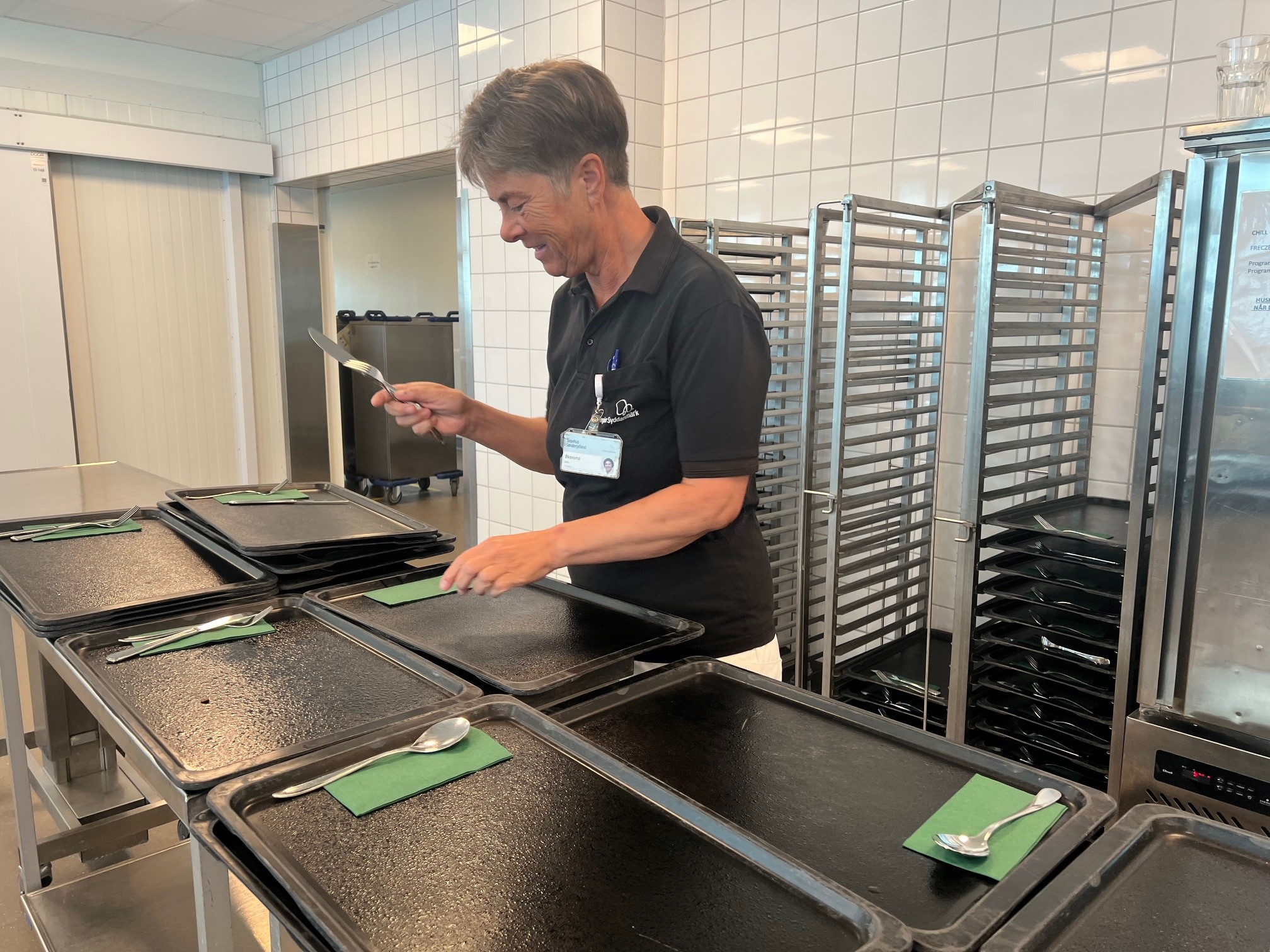 Laila Mandau forbereder patientbakker i køkkenet på Sygehus Sønderjylland i Sønderborg.