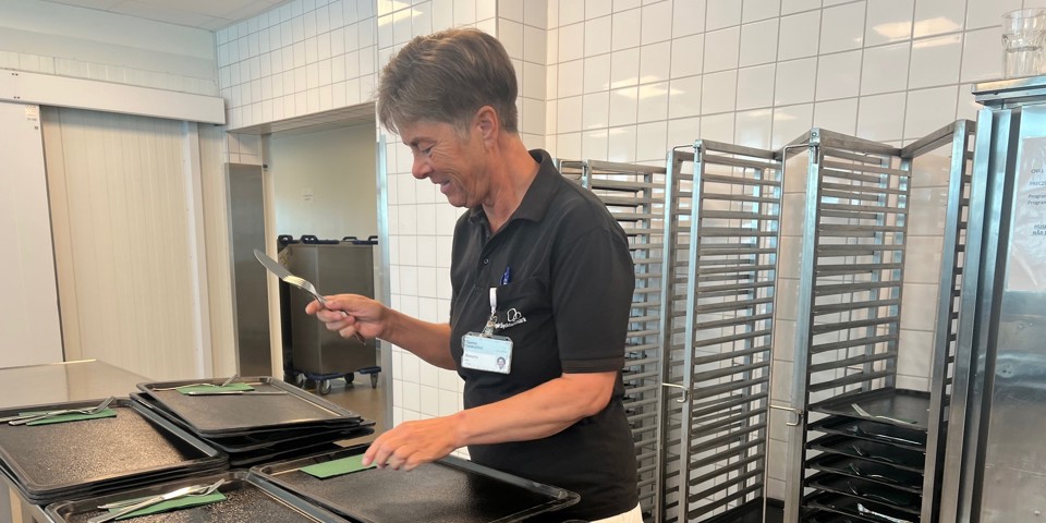 Laila Mandau forbereder patientbakker i køkkenet på Sygehus Sønderjylland i Sønderborg.