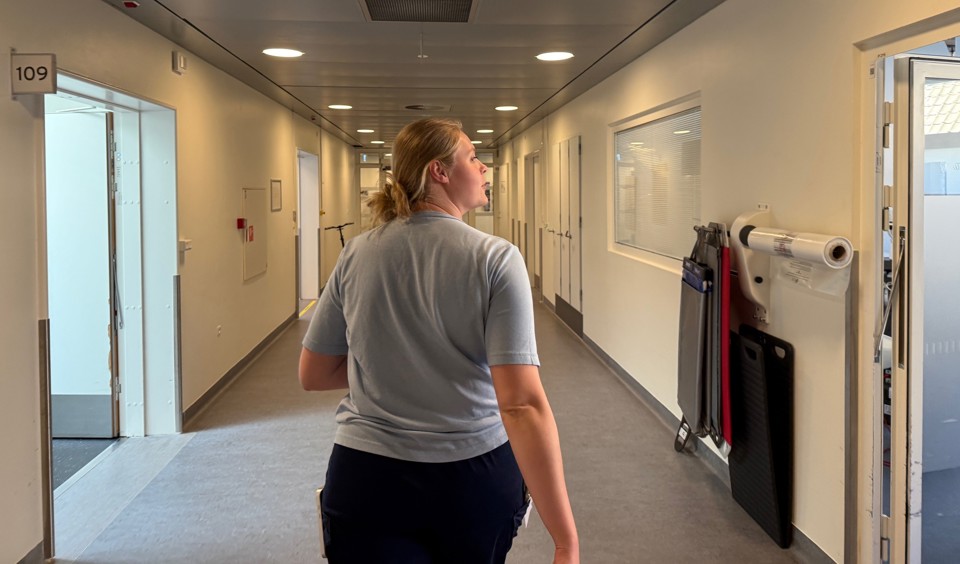 Kaja på arbejde som SOSU-assistent på Fælles Akutmodtagelsen (FAM) på Sygehus Sønderjylland.