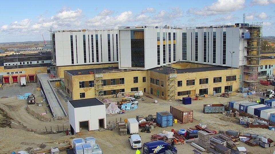 Byggeplads tæt på afslutning, set fra kran