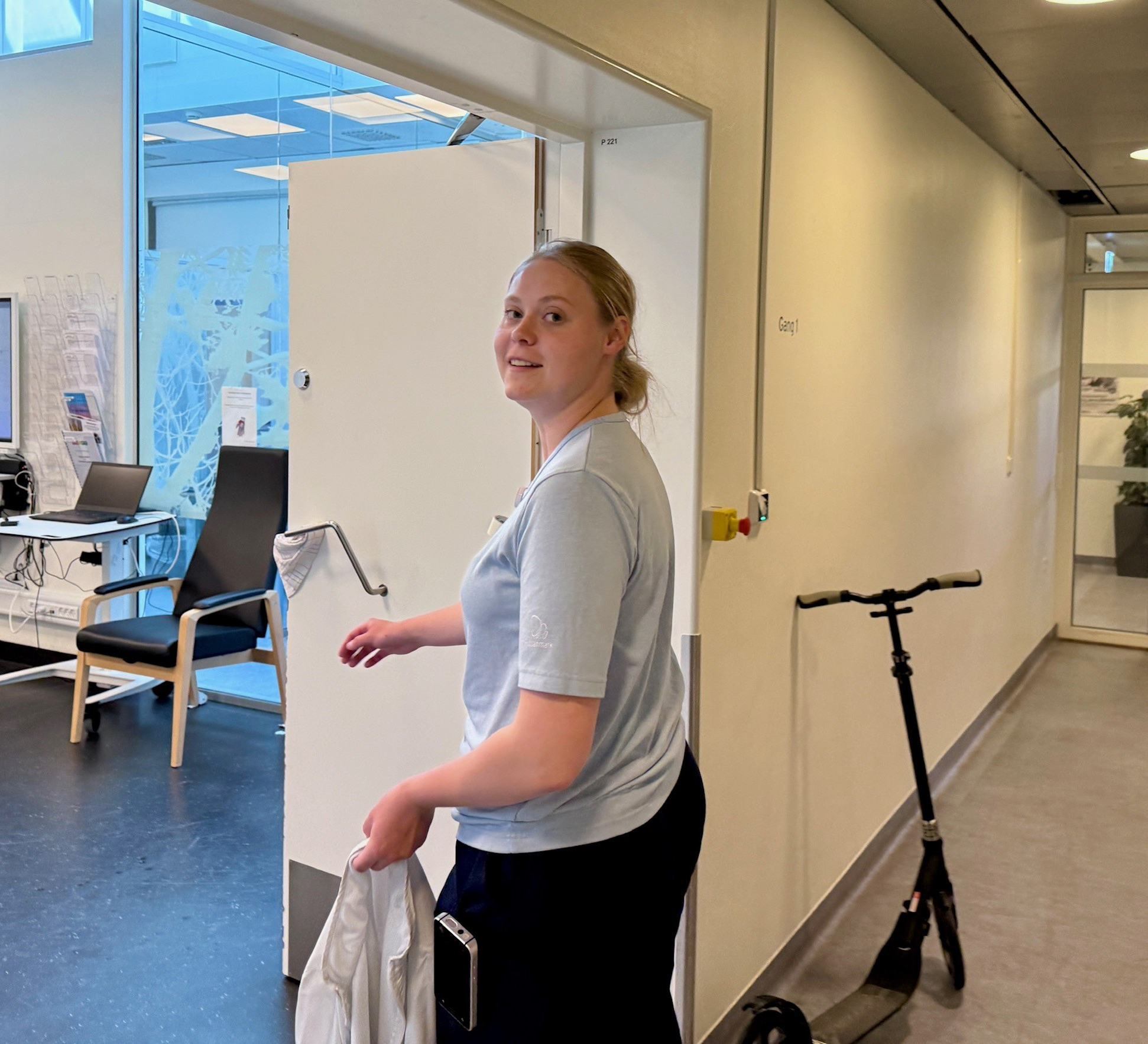 Kaja på arbejde som SOSU-assistent på Fælles Akutmodtagelsen (FAM) på Sygehus Sønderjylland.