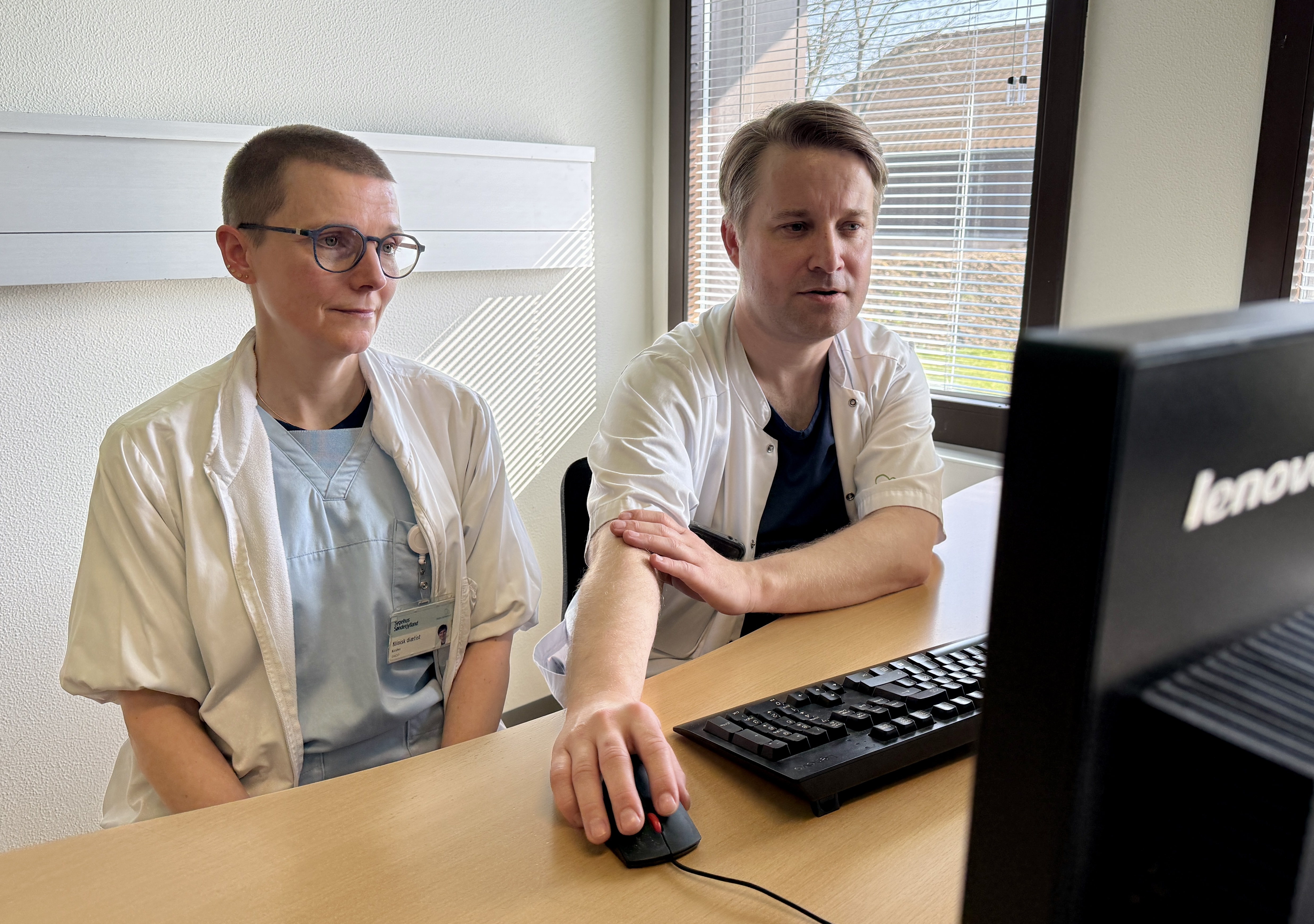 Diætist Kirsten Petersen og Læge Andreas Peter Høgfeldt Andersen kalder op på skærmen til patienten