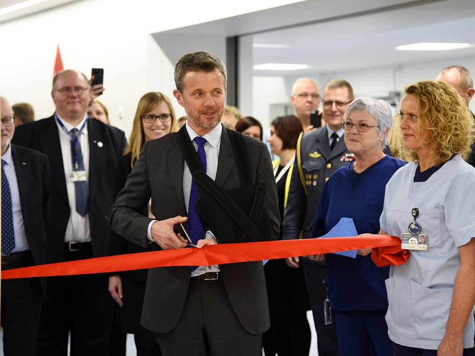 Kronprinsen klipper det røde bånd og indvier dermed officielt akut sygehuset
