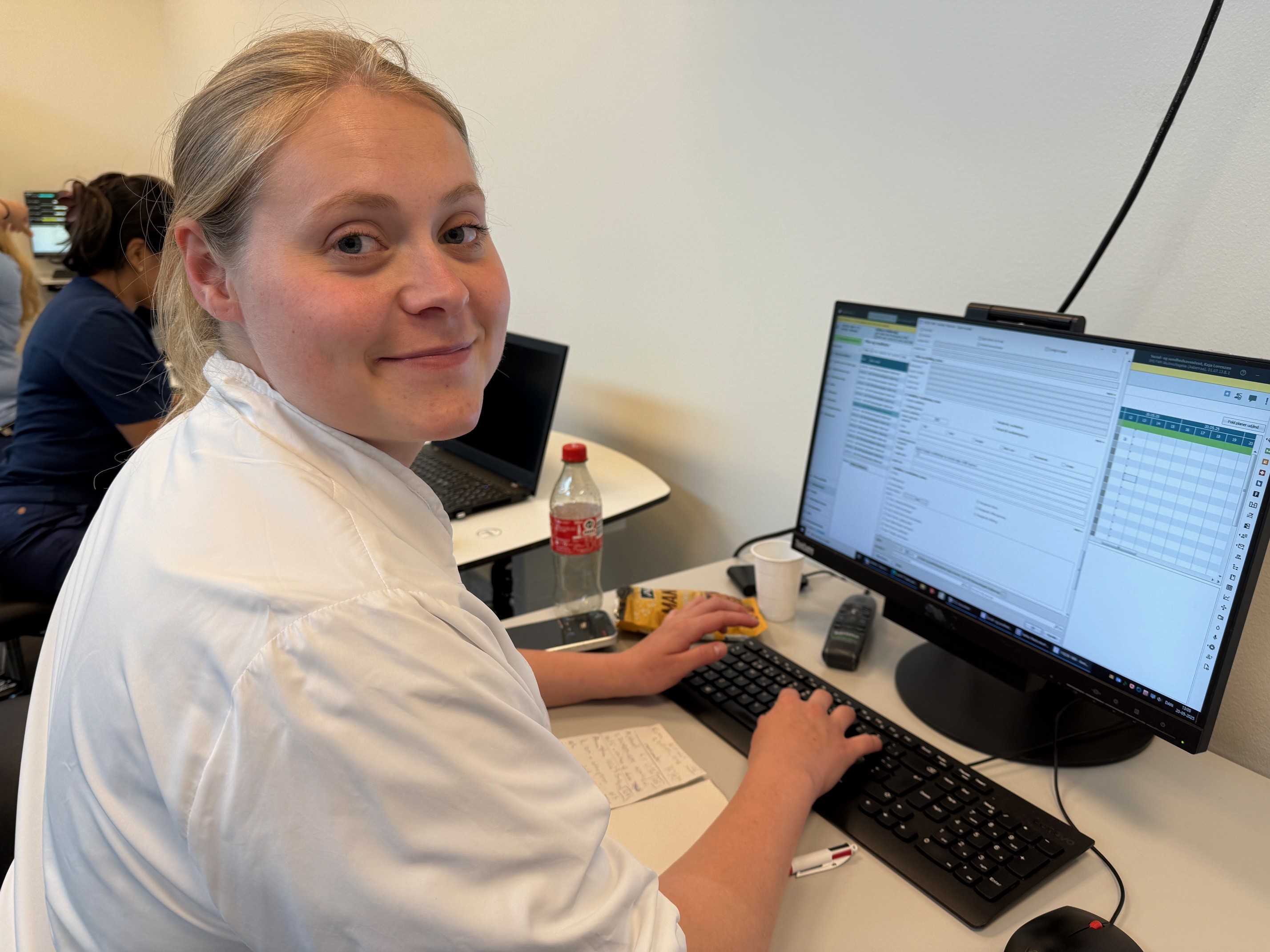 Kaja på arbejde som SOSU-assistent på Fælles Akutmodtagelsen (FAM) på Sygehus Sønderjylland.