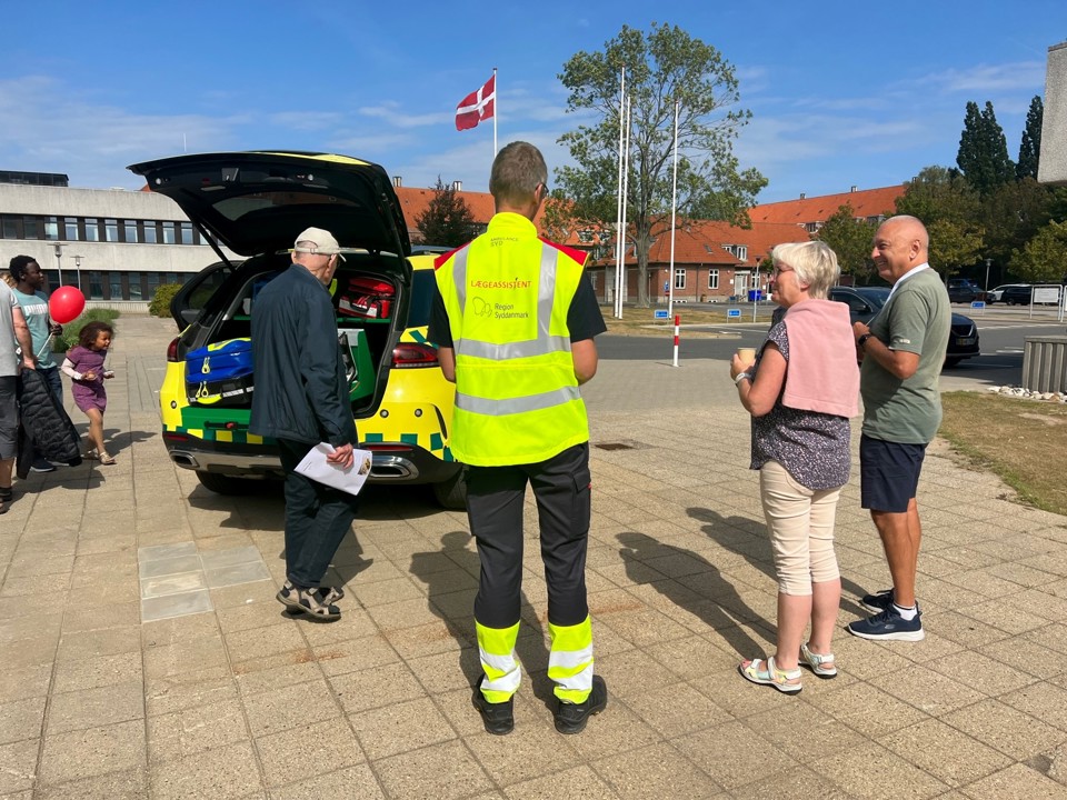 Akutlægebilen var parkeret i solen foran sygehuset i Sønderborg, så alle kunne se den helt tæt på