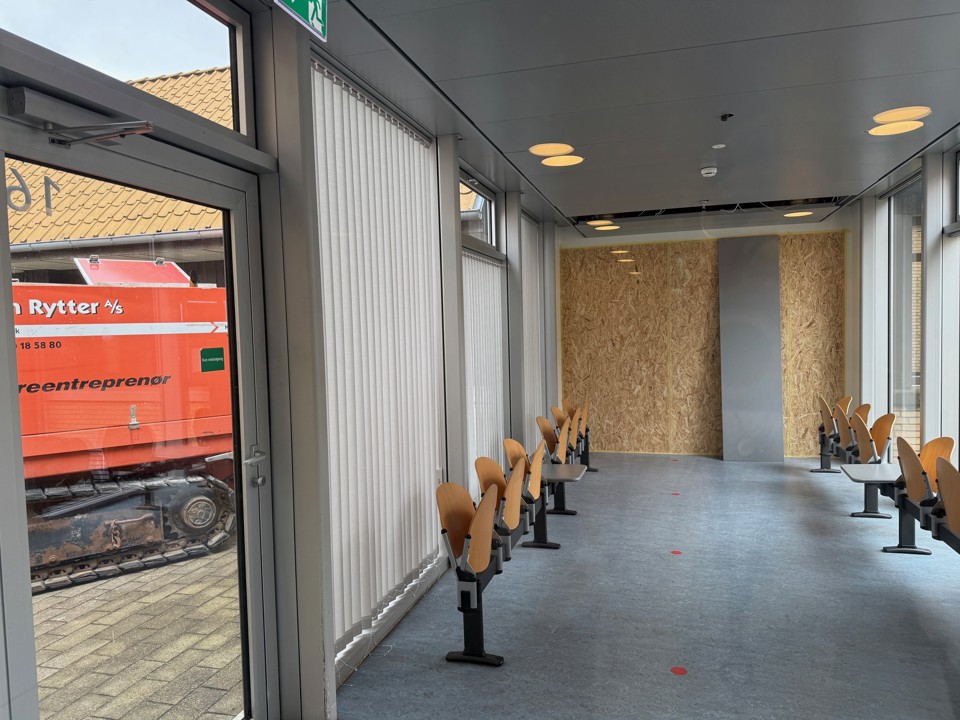 Indenfor er en af adgangene midlertidigt spærret 