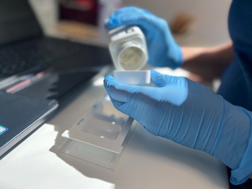 Farmakonom Line Meienburg dispenserer medicin i medicinrummet på kirurgisk afdeling.