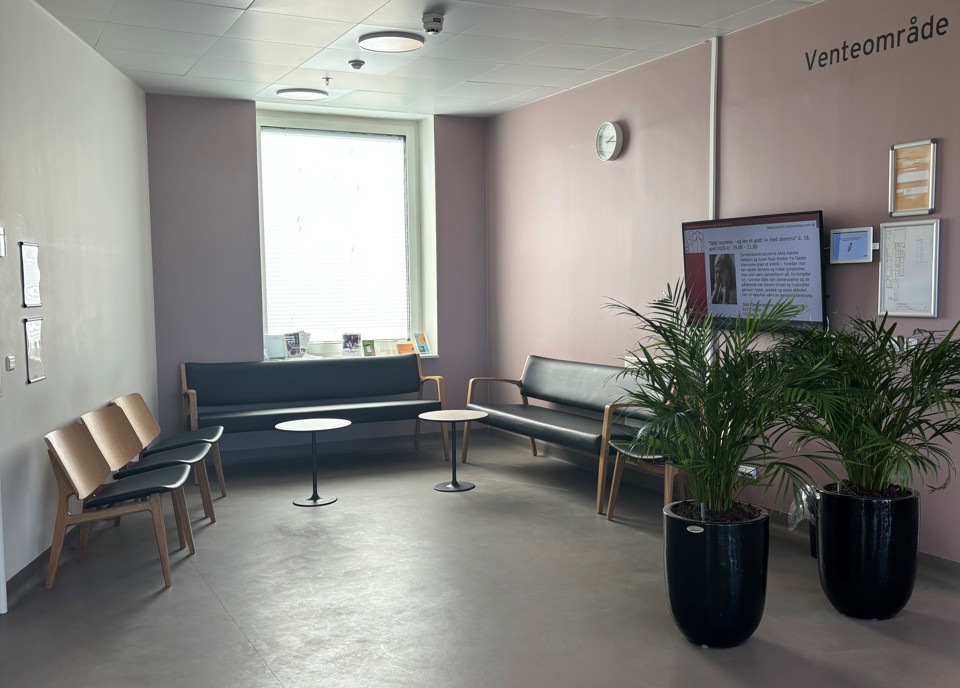 Venteområdet til OPUS ligger til højre for receptionen ved Indgang B.