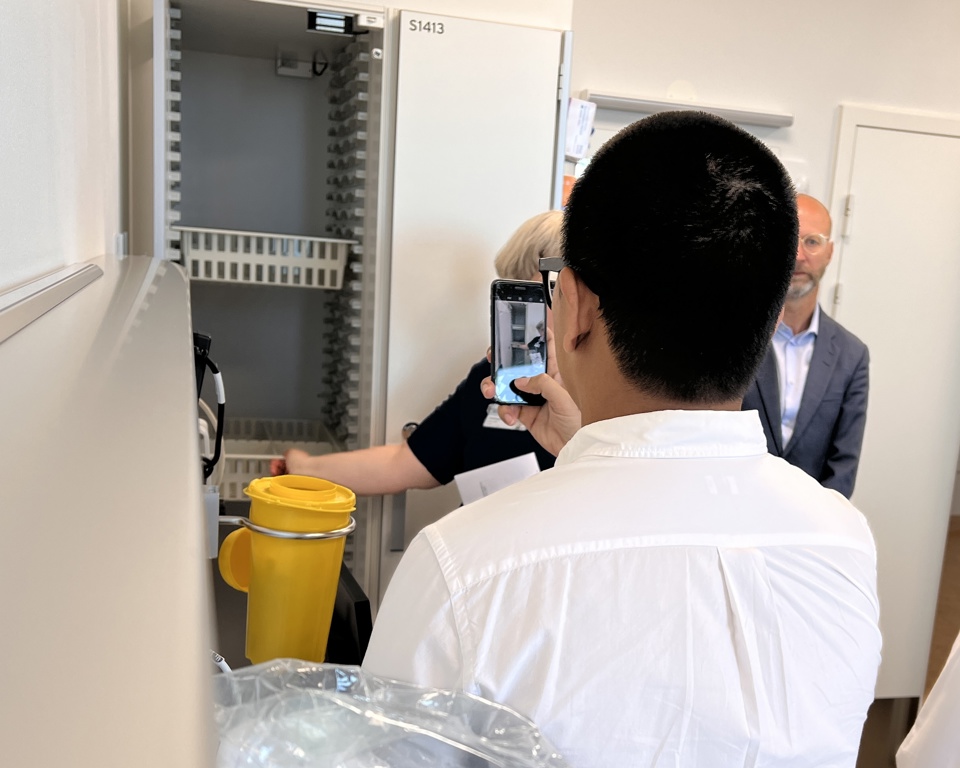 En af deltagerne fra Thailand tager billeder af et tovejsskab