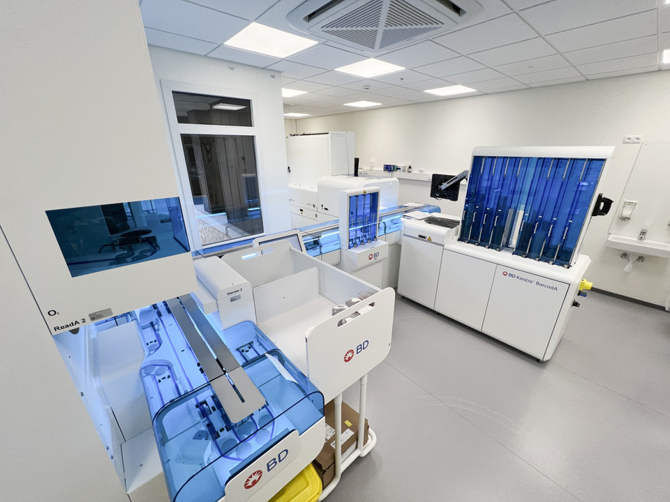 Det højteknologiske podnings- og analysesystem til bakteriologiske analyser, som findes i afdelingen for Mikrobiologi.