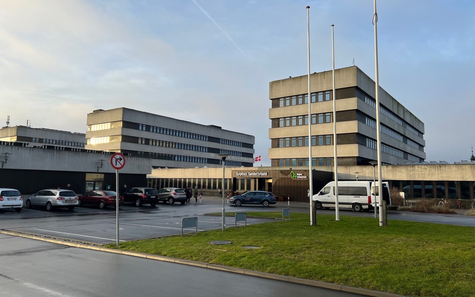 Sygehuset i Sønderborg - Hovedindgangen og parkeringspladserne udenfor denne