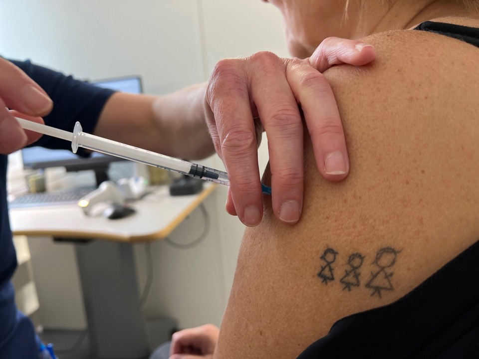 Vaccinen tømmes ind skulderen. 