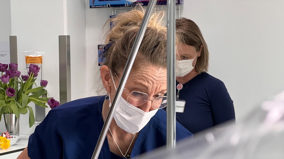 Overlæge og forsker Gunhild Kjærgaard-Andersen taler med patient