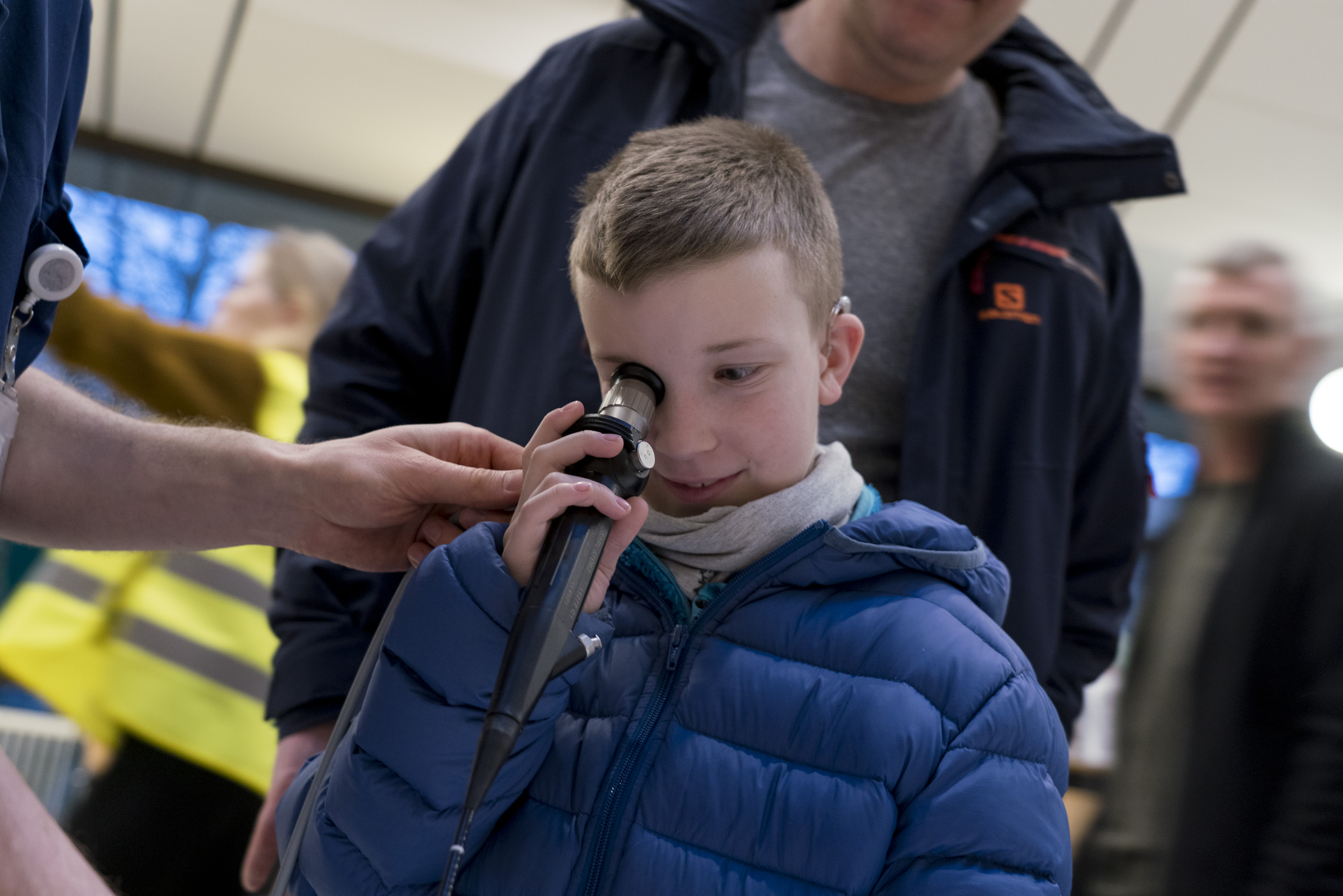 Dreng kigger i skop.