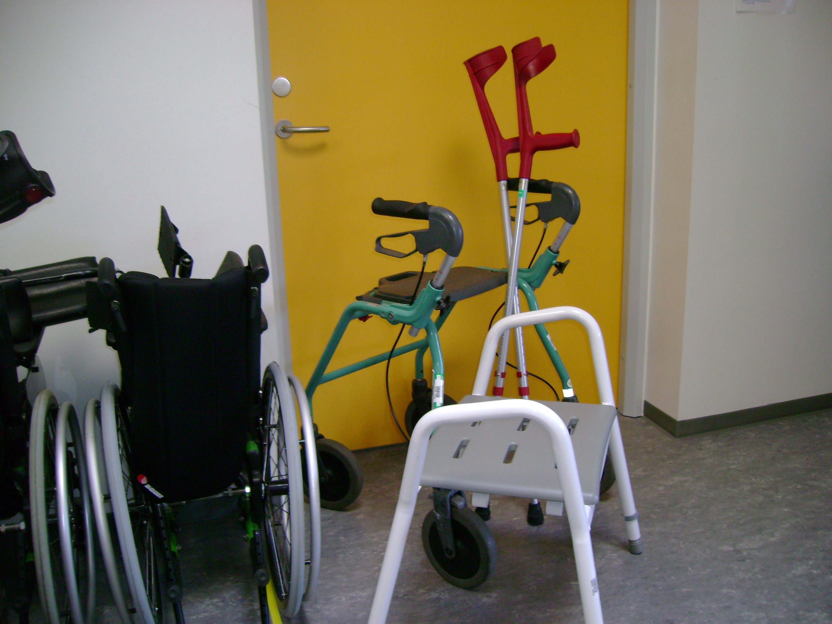 Eksempler på hjælpemidler og behandlingsredskaber, krykker, rollator, gangstativ og kørestol