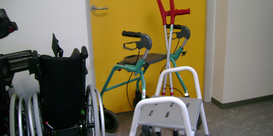 Eksempler på hjælpemidler og behandlingsredskaber, krykker, rollator, gangstativ og kørestol