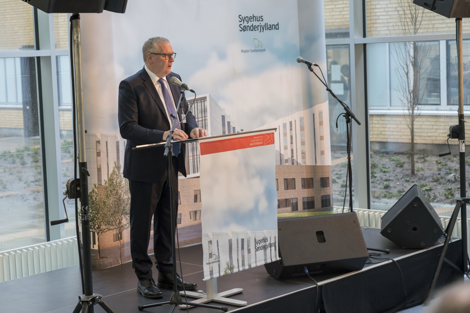 Adm. sygehusdirektør Peter Fosgrau holder tale