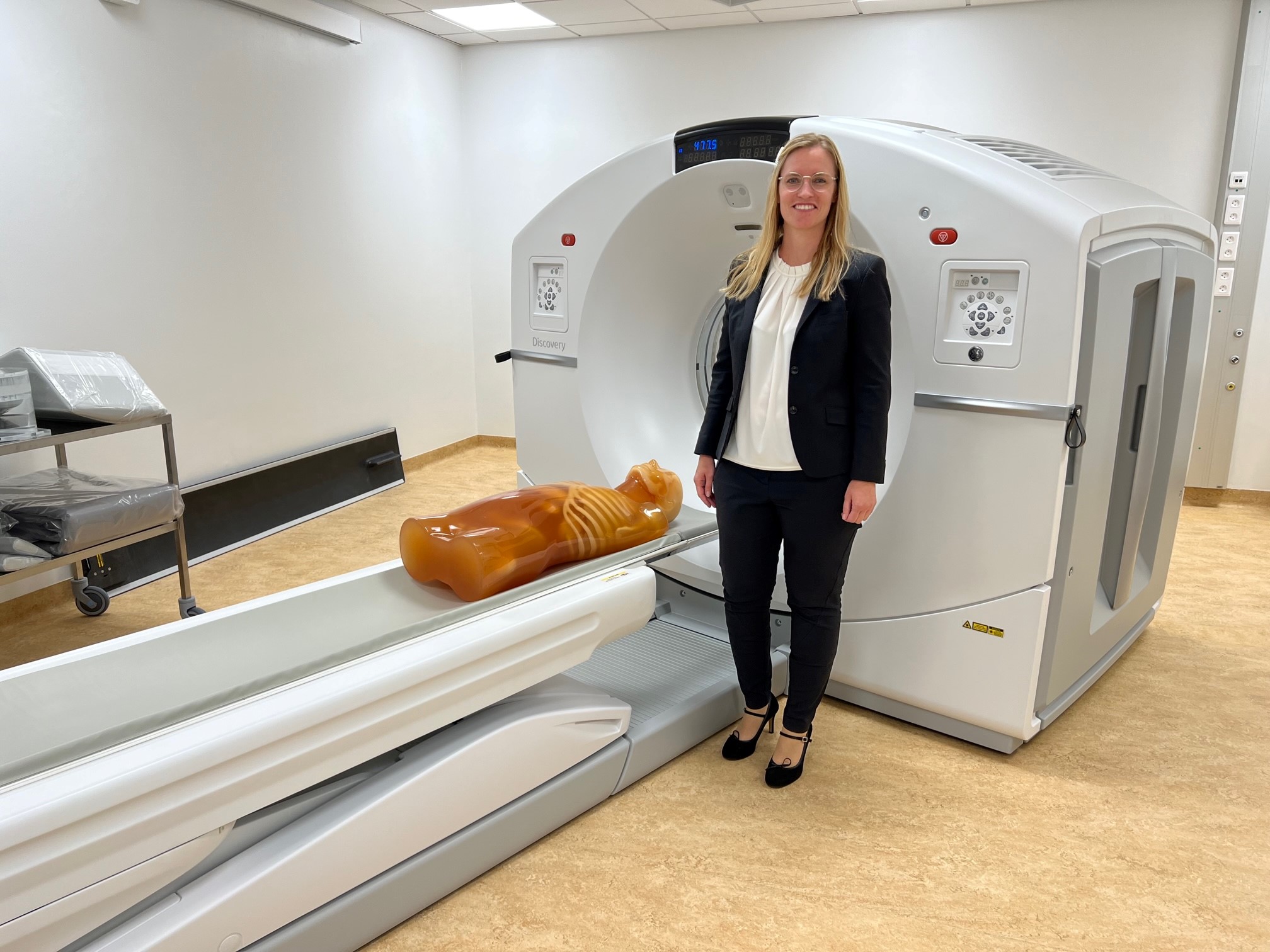 Regionsrådsformand Stephanie Lose står ved den nye skanner