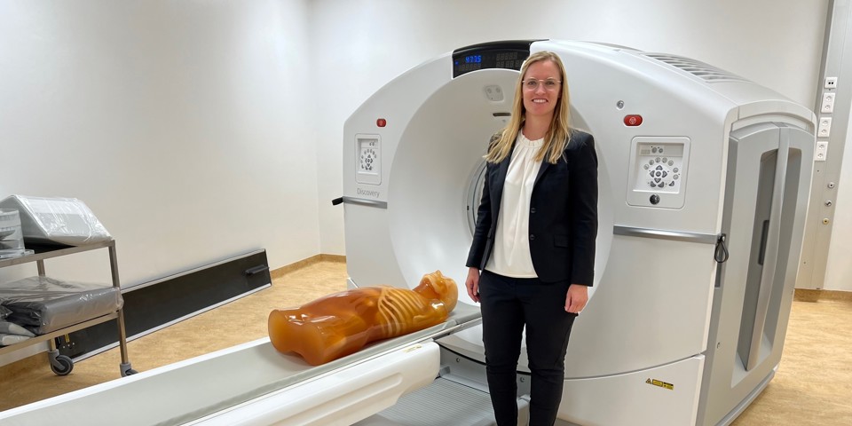 Regionsrådsformand Stephanie Lose står ved den nye skanner