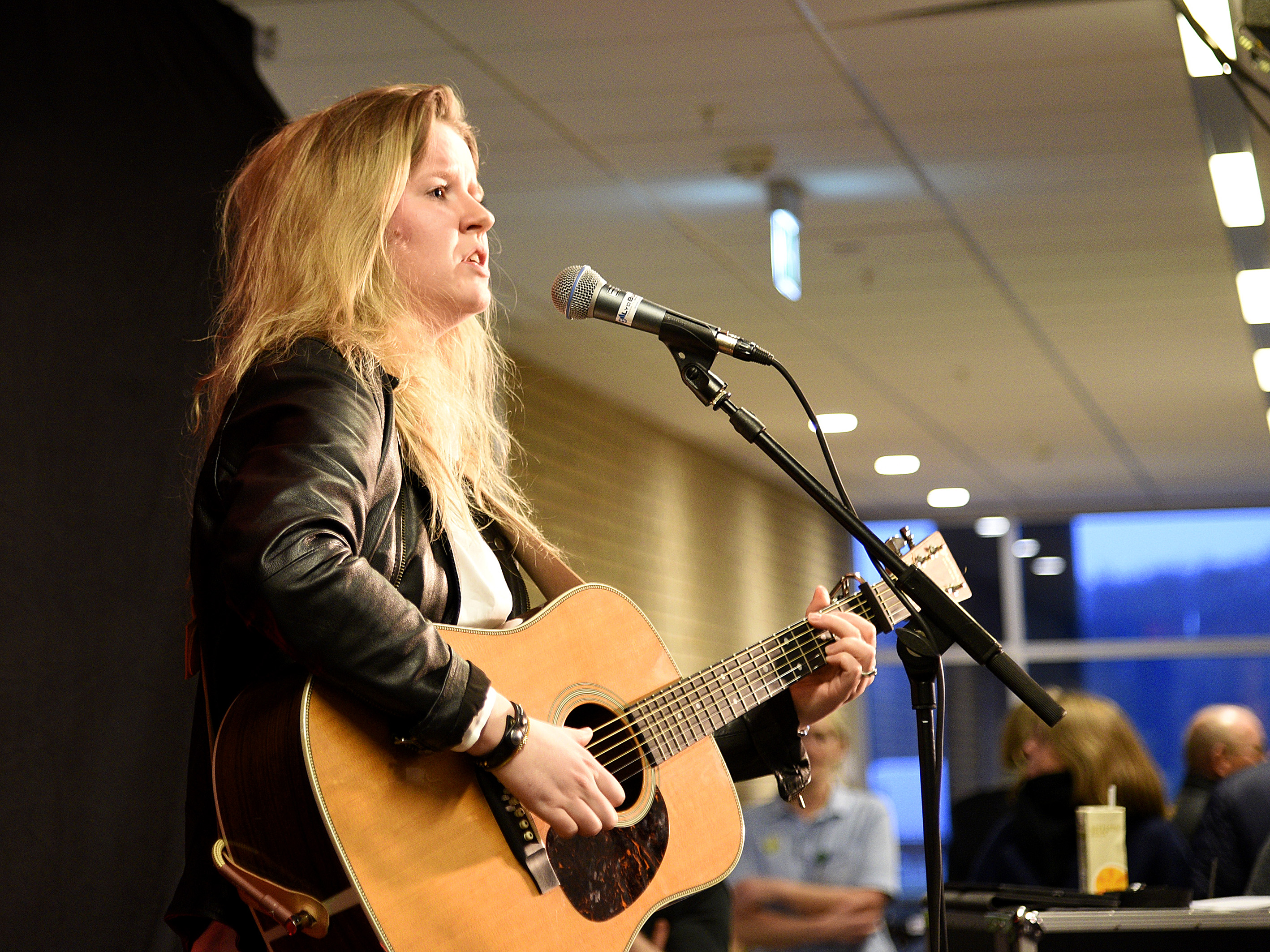 Den sønderjyske sangerinde Rikke Thomsen underholder de fremmødte gæster.