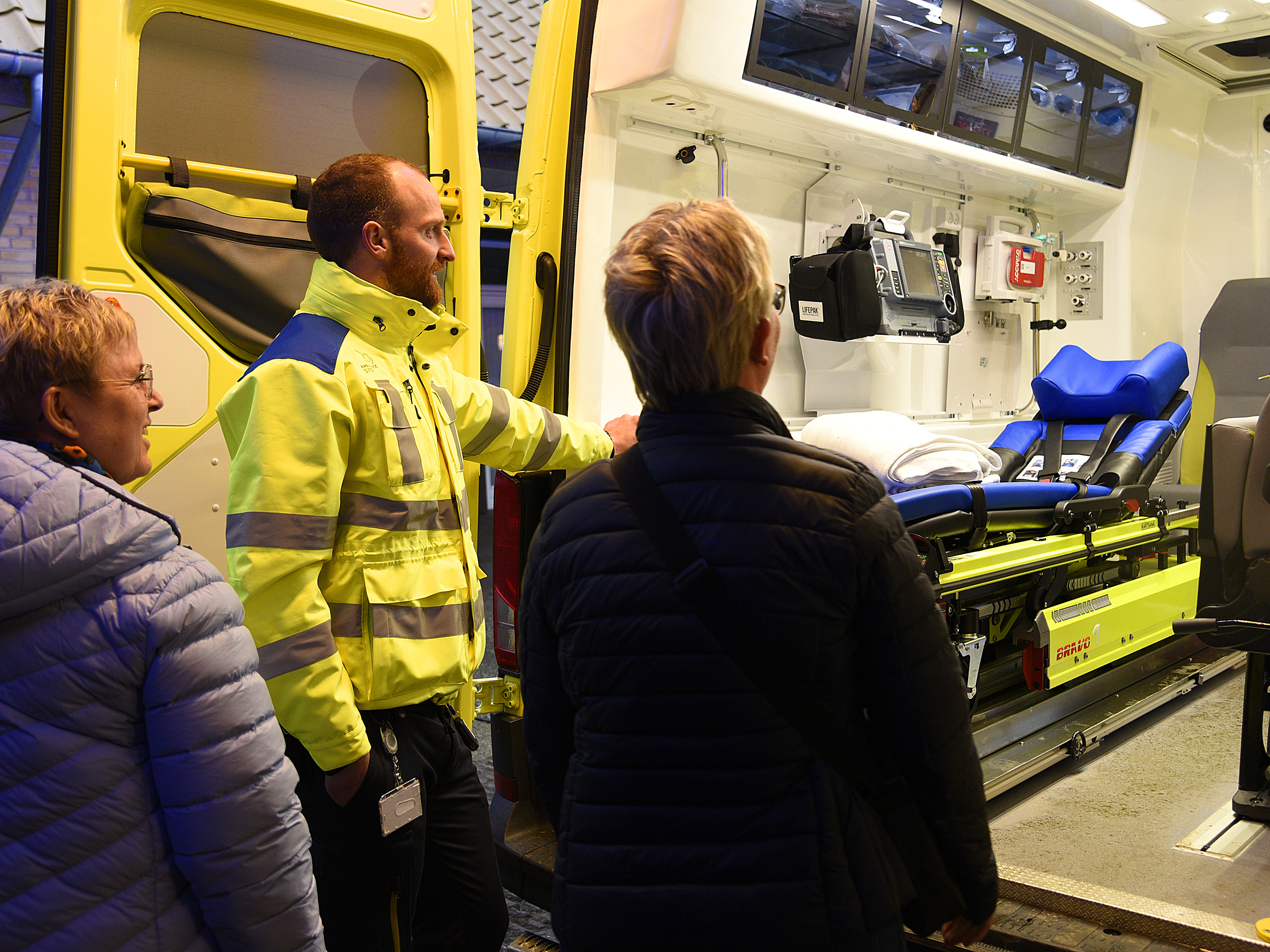Gæster besøger ambulancen.