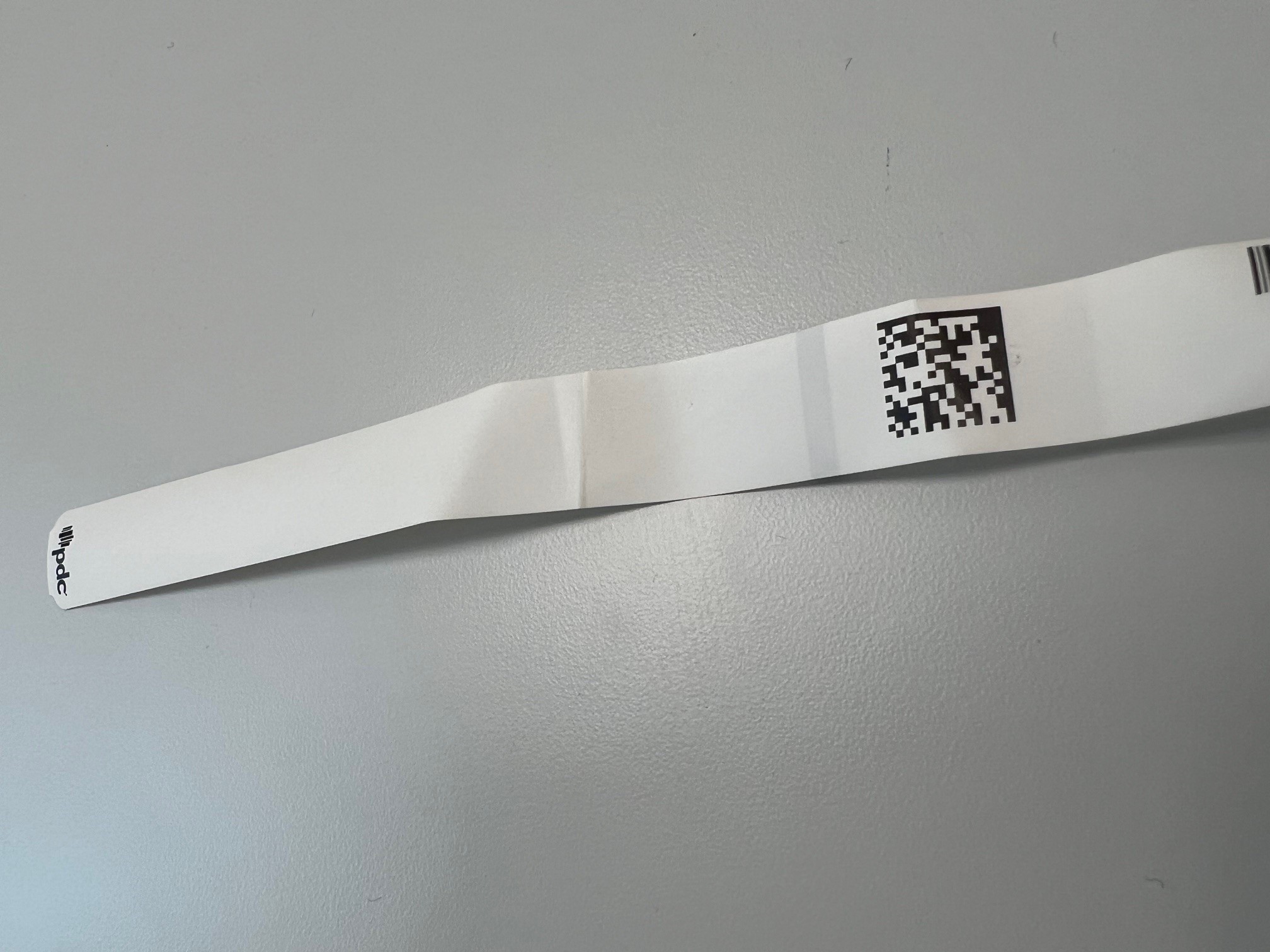 Patientarmbånd med en QR-kode, som kan skannes med håndscanner så personalet hurtigt og nemt kan matche patienten med det rigtige blodprodukt.