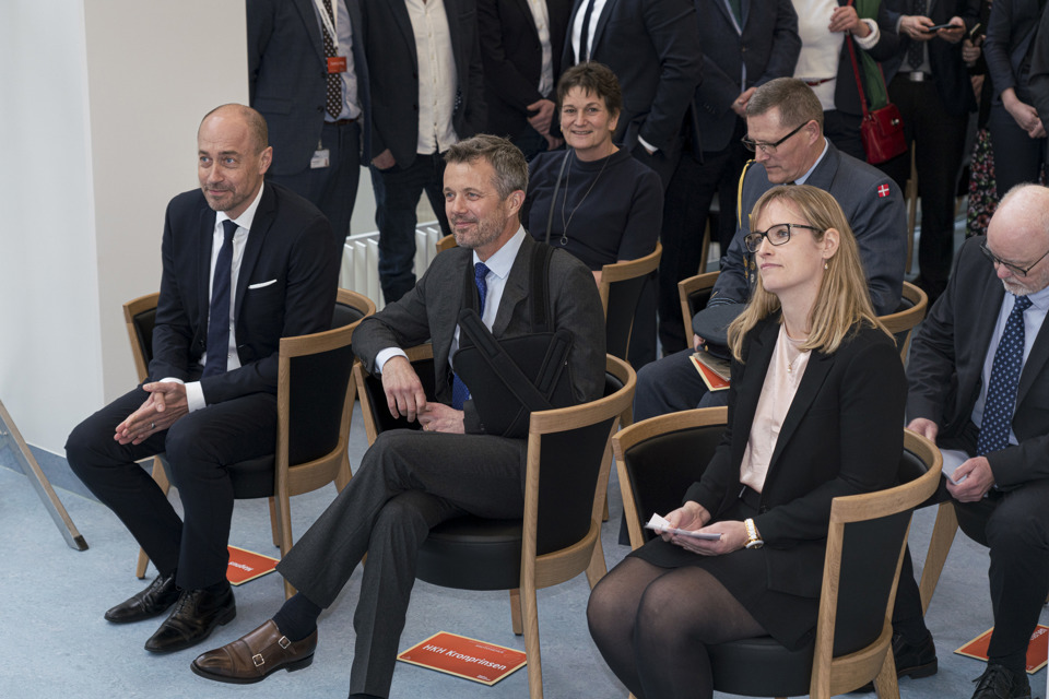 Kronprinsen lytter til taler og underholdning sammen med sundhedsministeren og regionsrådsforman Stephanie Lose
