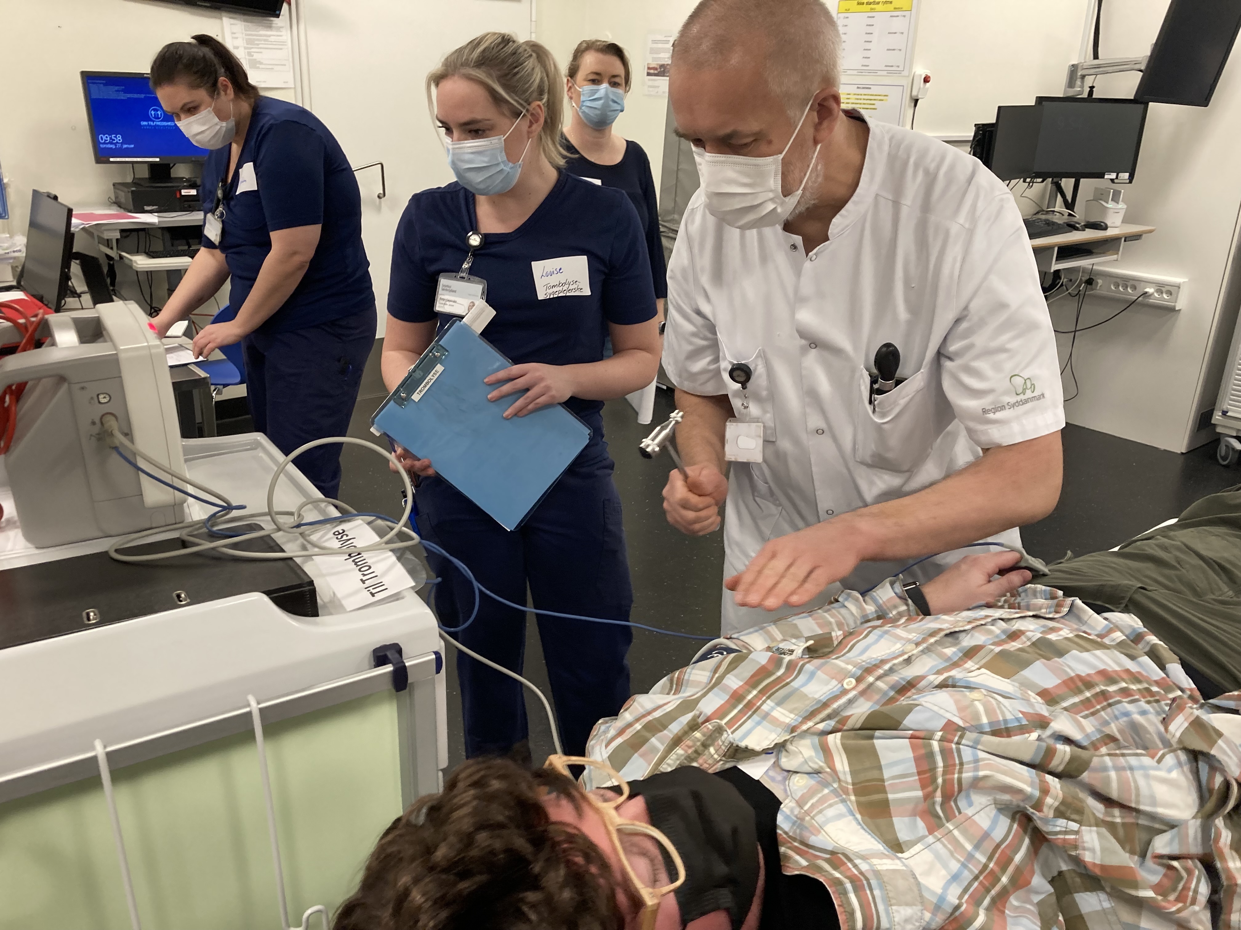 Personale fra Hjerne- og Nervesygdomme i gang med simulationstræning på traumestue i Aabenraa
