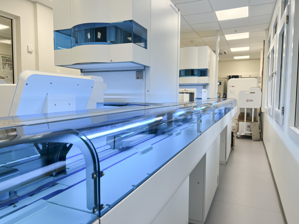 Det højteknologiske podnings- og analysesystem til bakteriologiske analyser, som findes i afdelingen for Mikrobiologi.