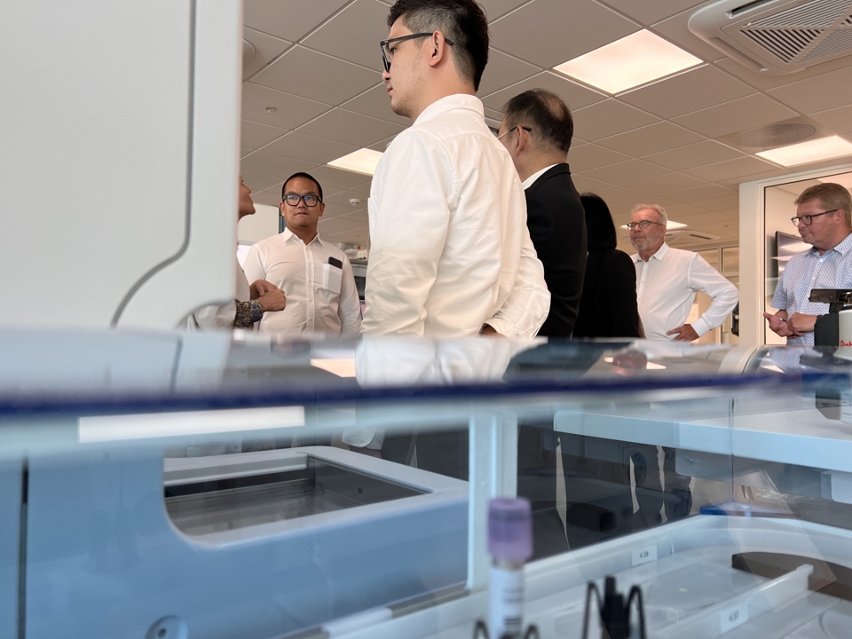 Delegationen fra Thailand i laboratoriet