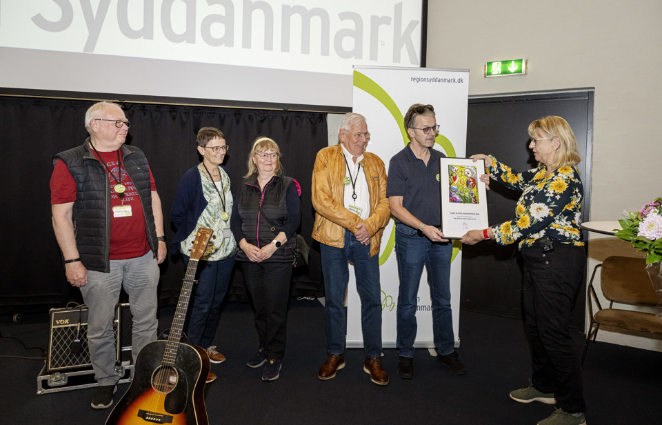 Prisen på 10.000 kr overrækkes til de glade vindere