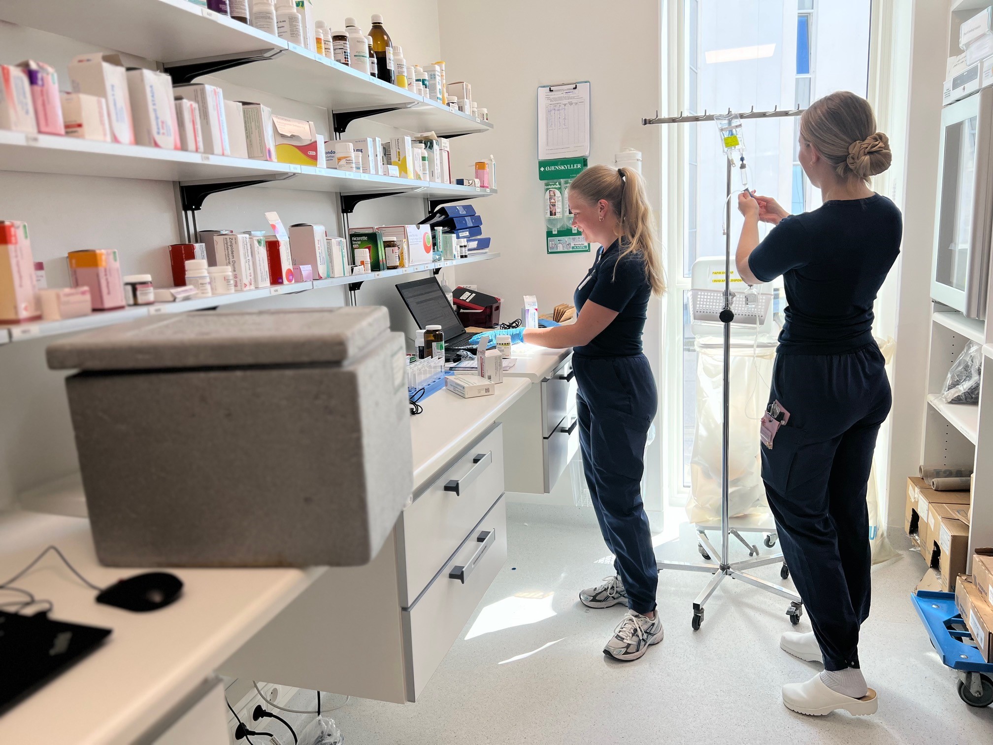 Farmakonom Line Meienburg i medicinrummet på kirurgisk afdeling sammen med sygeplejersken Christina.