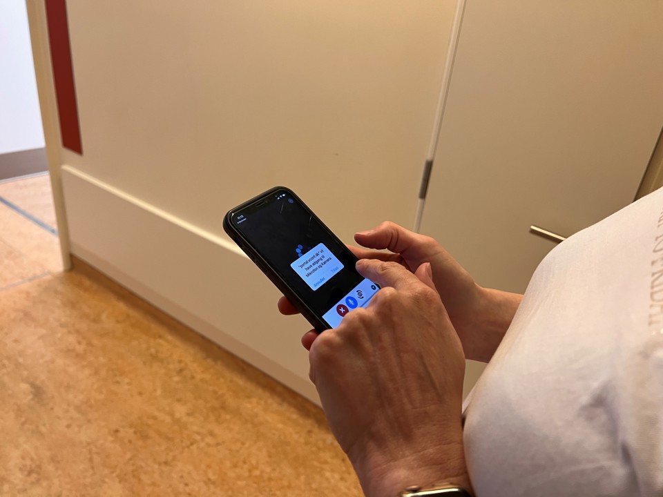 "SMS til video” fungerer ved, at der sendes en SMS med et link til den pårørendes mobiltelefon, som de blot skal klikke på. Når de har givet tilladelse til brugen af video og kamera på telefonen er de igennem og klar til at være med på video ved stuegangen.