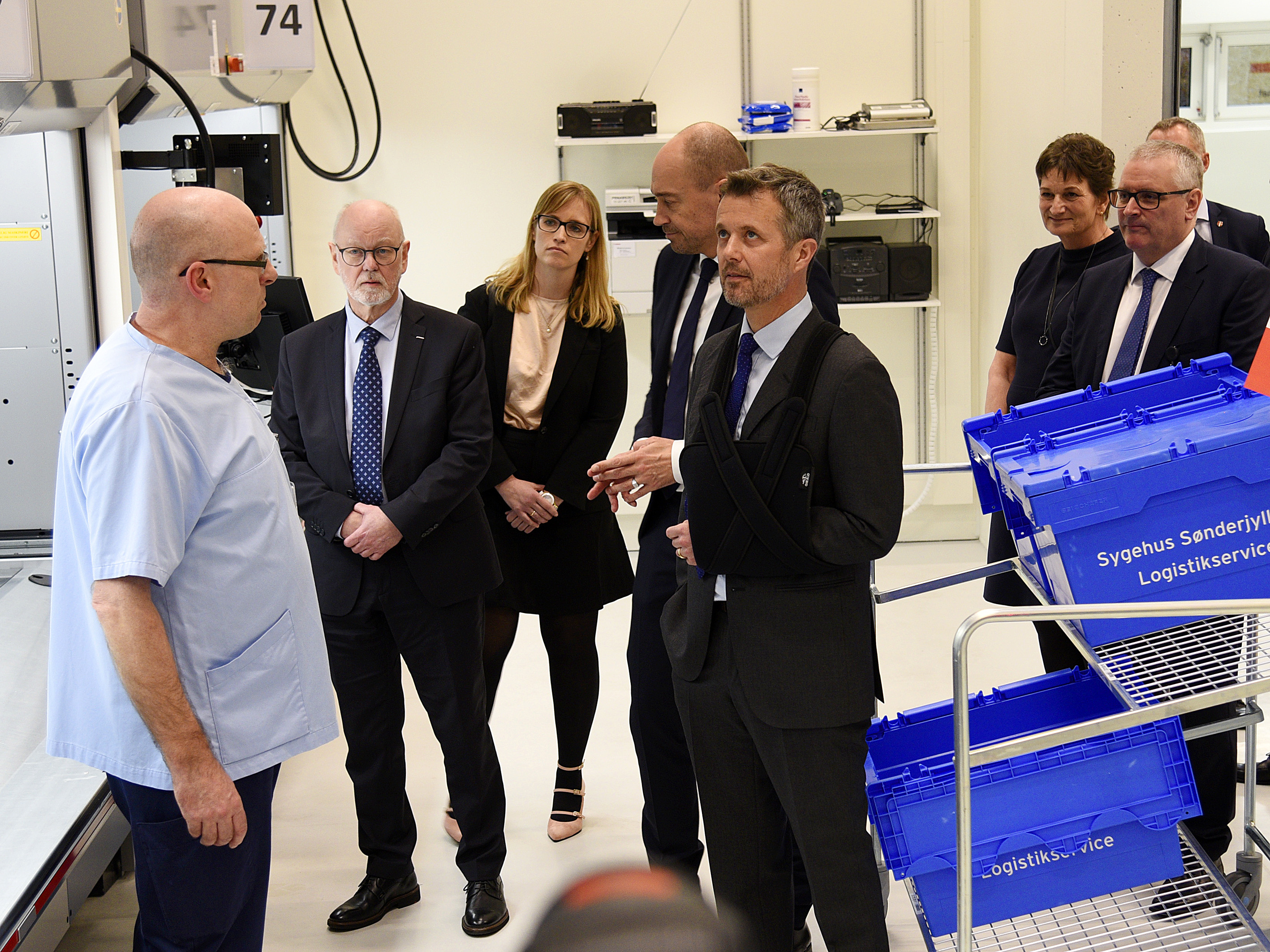 Logistikchef Hans-Jacob Madsen viser det fuldautomatiske lager frem