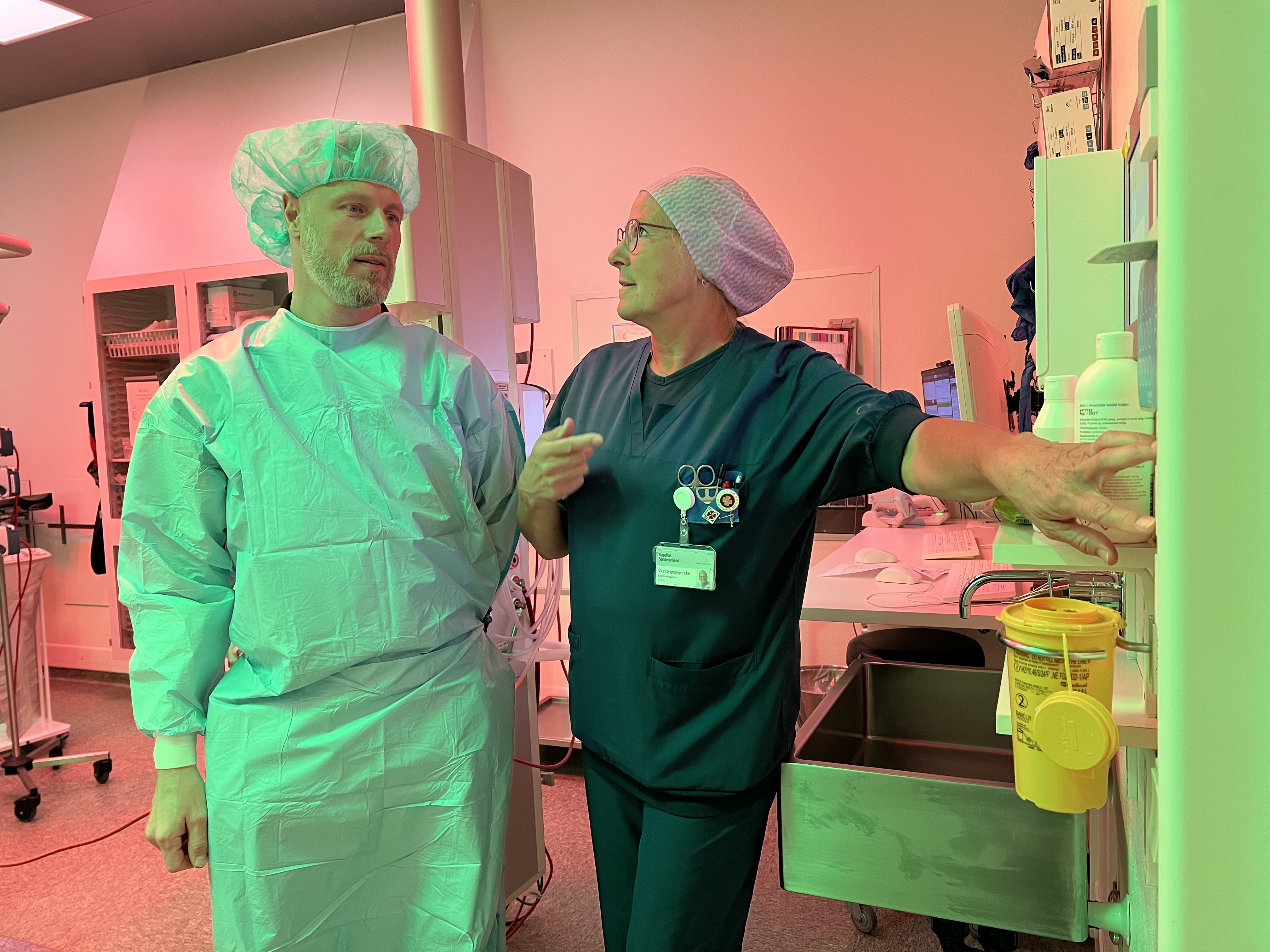 Grønt lys, rødt lys, blødt lys, skarpt lys. Der er nu en indstilling til hver en tænkelig arbejds- og patientsituation på operationsstuerne på akutsygehuset i Aabenraa. Det har givet bedre arbejdsvilkår for personalet på operationsstuerne, fortæller oversygeplejerske Birgitte Mikkelsen. Og det har været en spændende faglig udfordring for elektriker Martin Windfeld-Hansen fra Teknisk Afdeling.