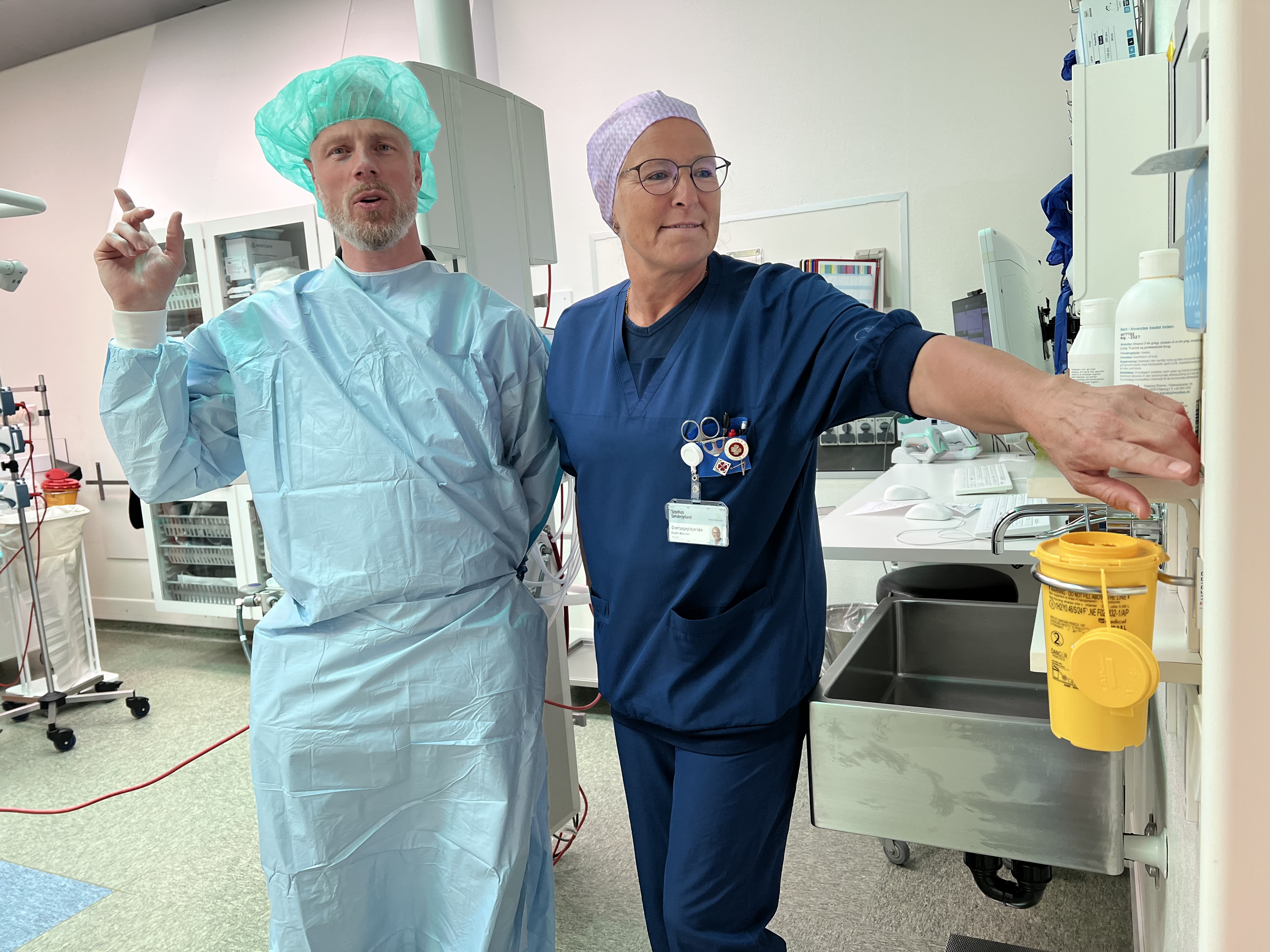 Grønt lys, rødt lys, blødt lys, skarpt lys. Der er nu en indstilling til hver en tænkelig arbejds- og patientsituation på operationsstuerne på akutsygehuset i Aabenraa. Det har givet bedre arbejdsvilkår for personalet på operationsstuerne, fortæller oversygeplejerske Birgitte Mikkelsen. Og det har været en spændende faglig udfordring for elektriker Martin Windfeld-Hansen fra Teknisk Afdeling.