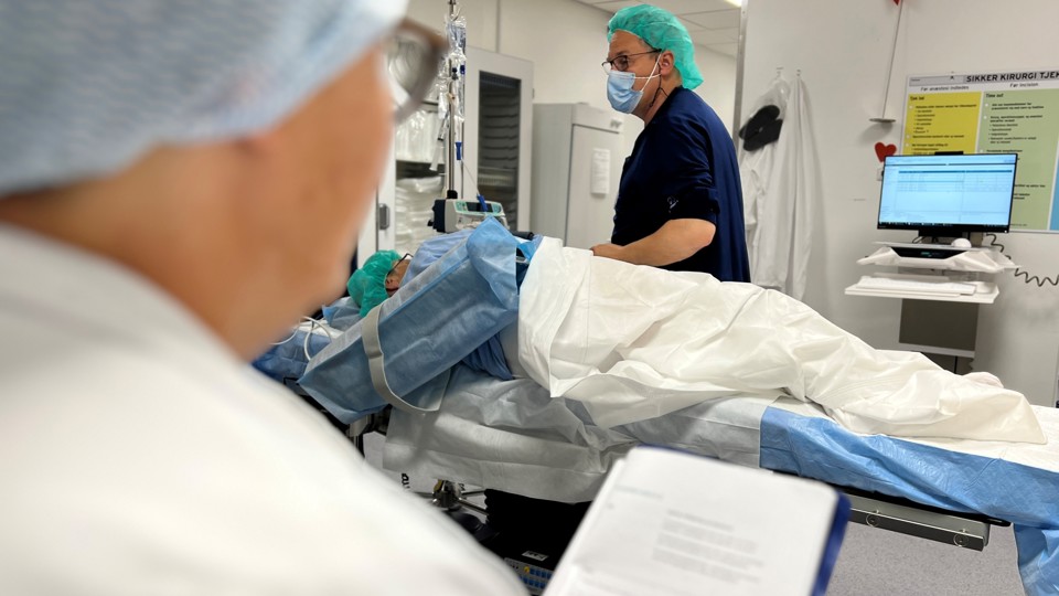 Sygeplejerske Dorte Carstensen observerer kollegaernes arbejde på en operationsstue og dels ved faste månedlige refleksionsgrupper.