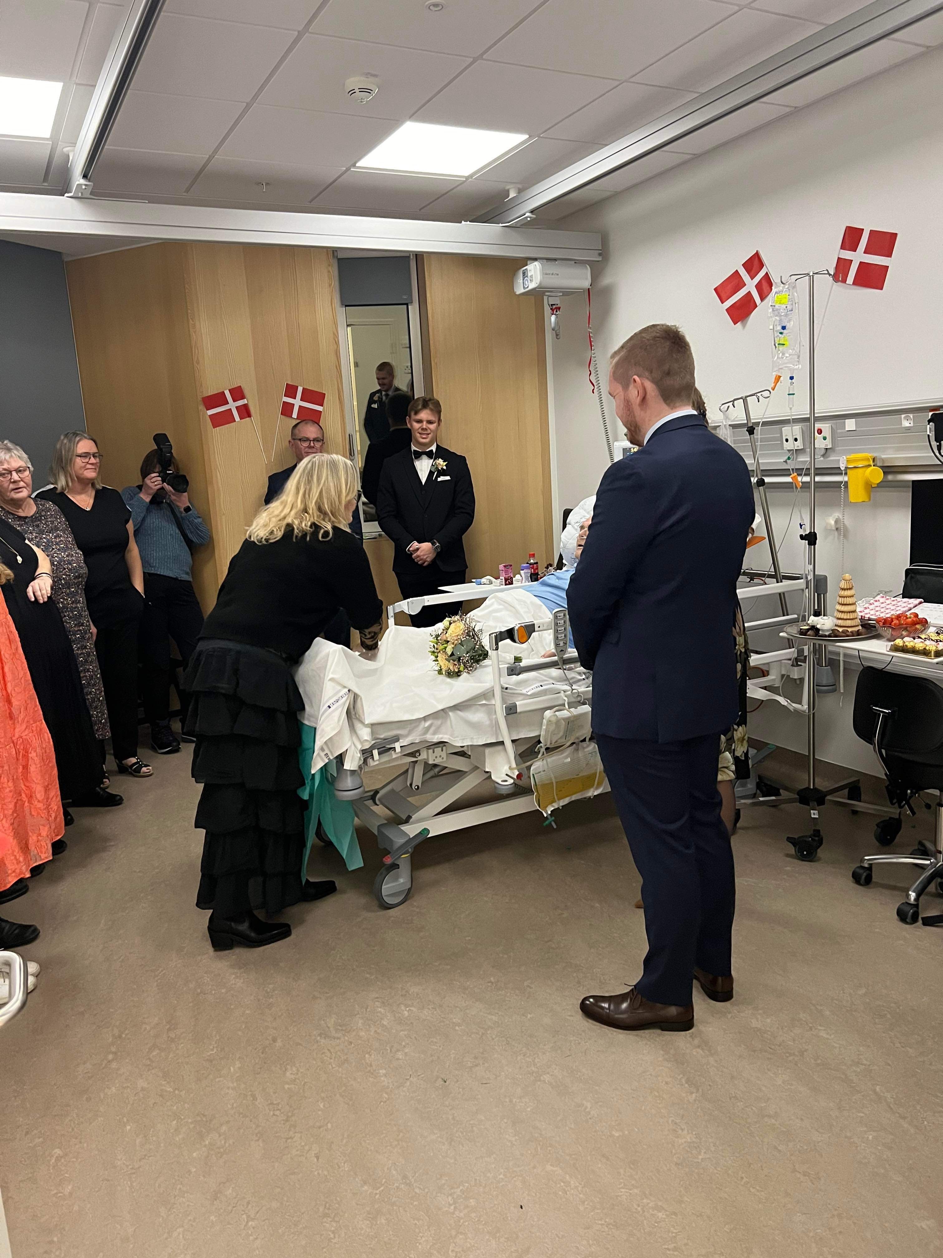 Nicklas Nyland Kristensen og Cecilie Klaaby besluttede, at sige JA til hinanden midt blandt gæster og hospitalsudstyr. 