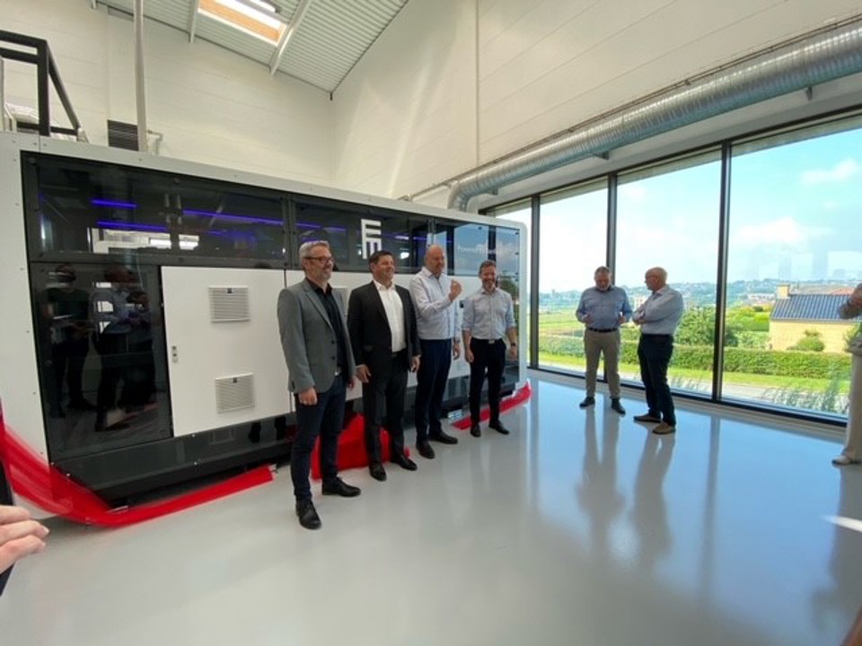 Dages talere foran de nye varmepumper, som kan ses i det flotte udstillingslokale med udsigt til området omkring sygehuset i Sønderborg.