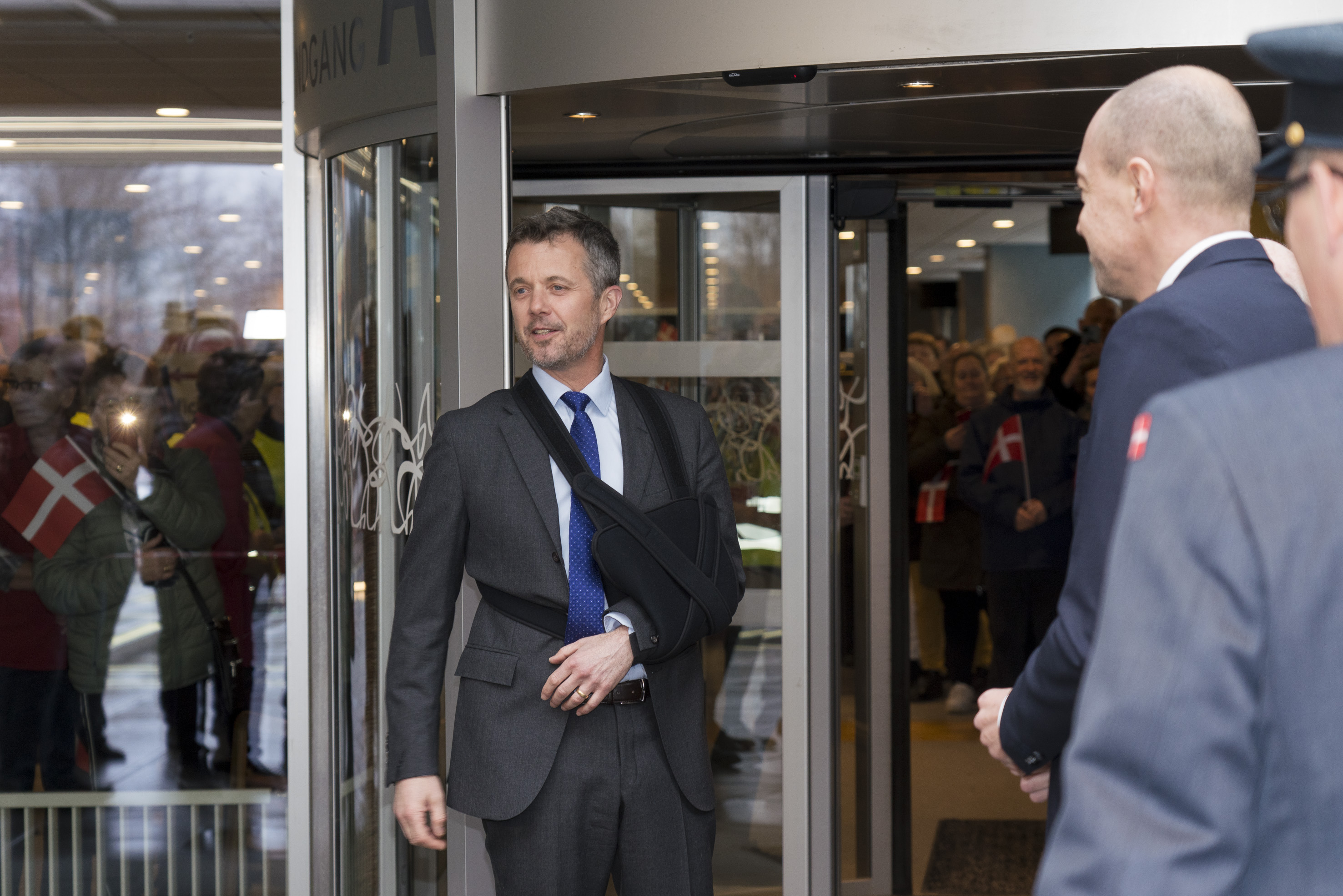 Kronprins Frederik står foran hovedindgangen.