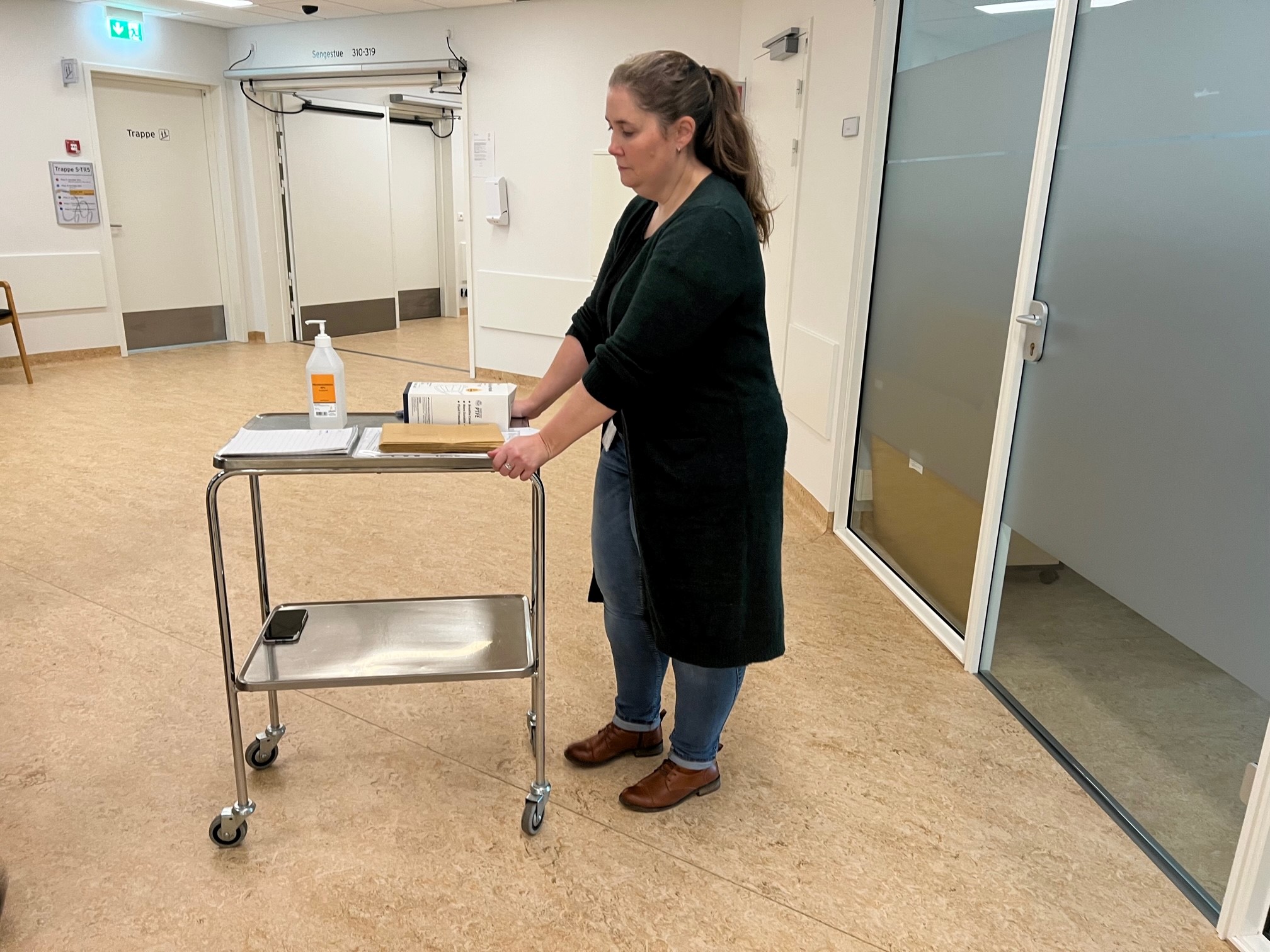 Jurist Anna-Marie kører rundt på stuerne med en lille vogn og giver patienter mulighed for at afgive en stemme. 