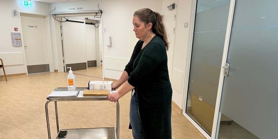 Jurist Anna-Marie kører rundt på stuerne med en lille vogn og giver patienter mulighed for at afgive en stemme.